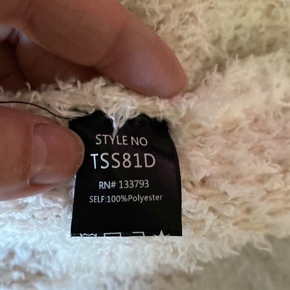 Two piece set fuzzy sweater and shorts by POL. I104 - Picture 4 of 7